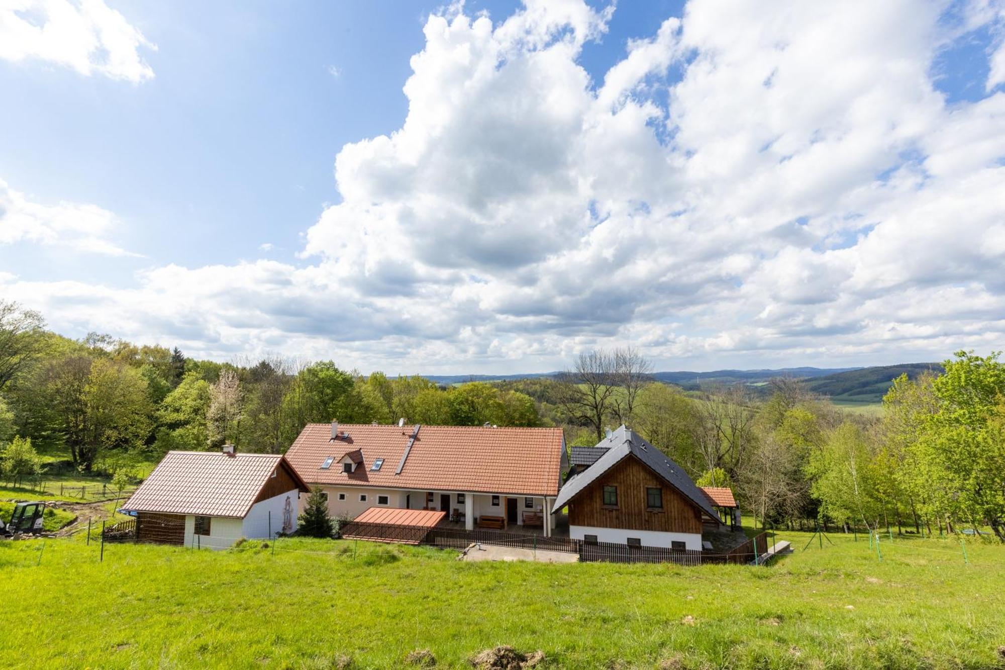 Penzion Nivy Alice A Petra Jandovych Apartment Valentova Exterior photo